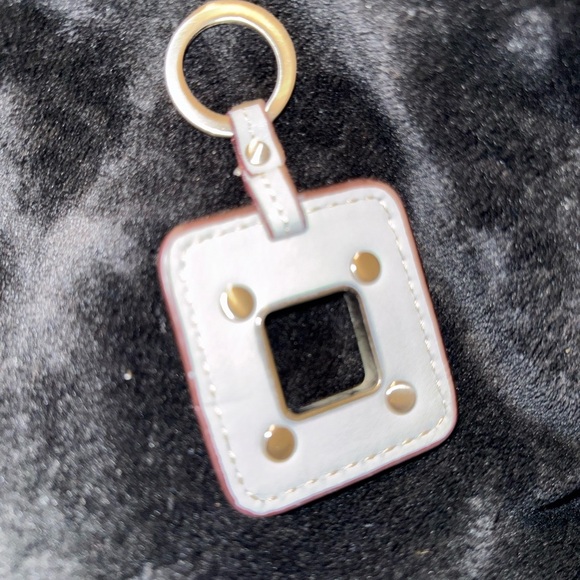 Tignanello White Leather Shoulder Bag with Elegant Pleating - Picture 15 of 16